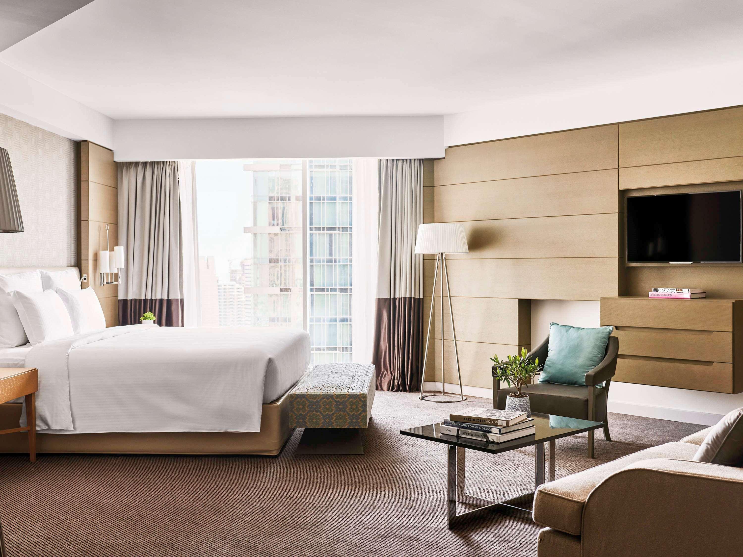 Pullman West Bay 5*