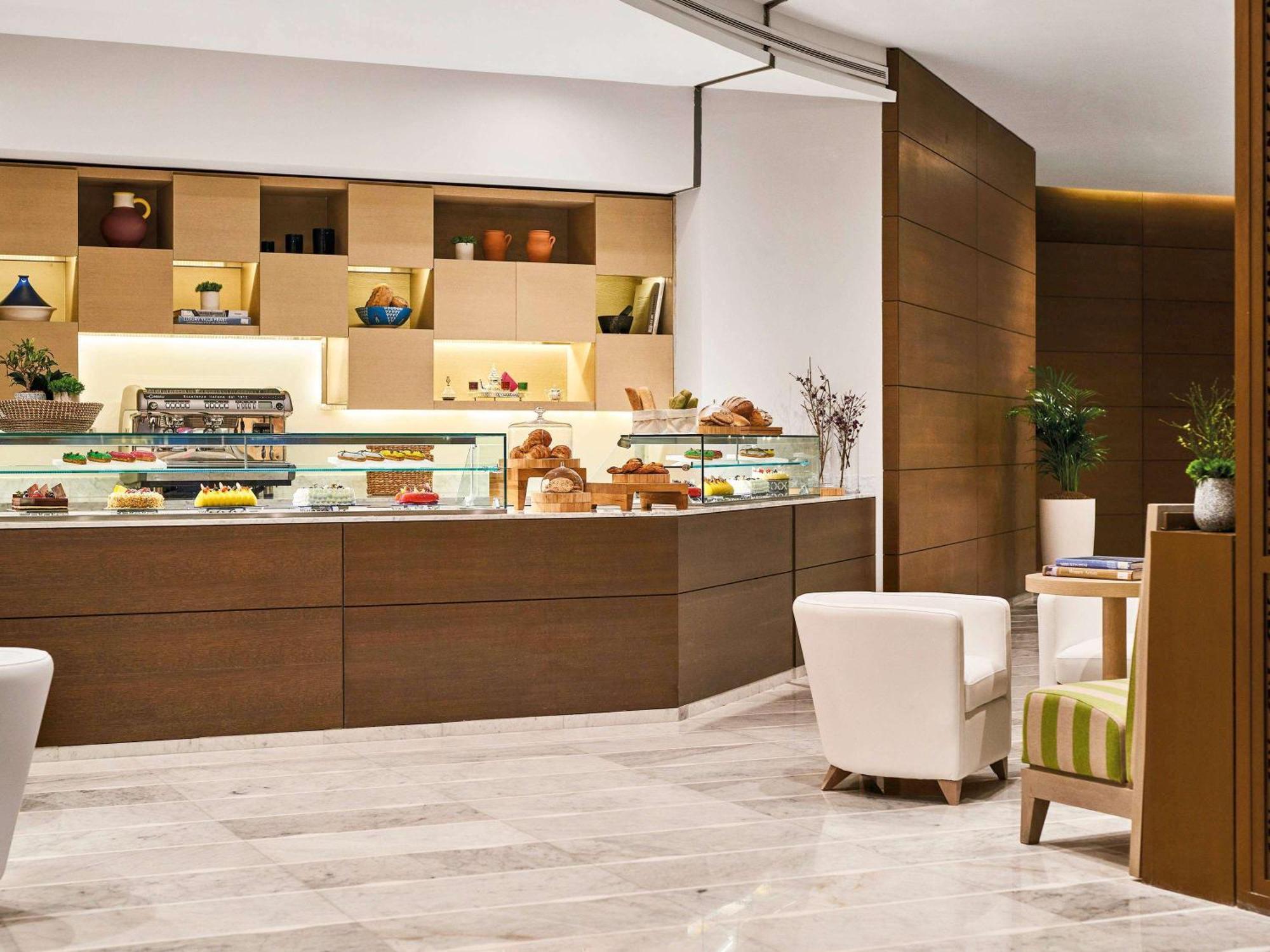 Hotel Pullman West Bay 5*