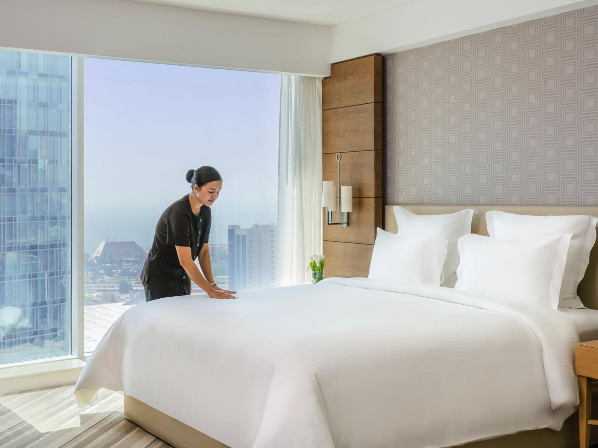 Готель Pullman West Bay 5*